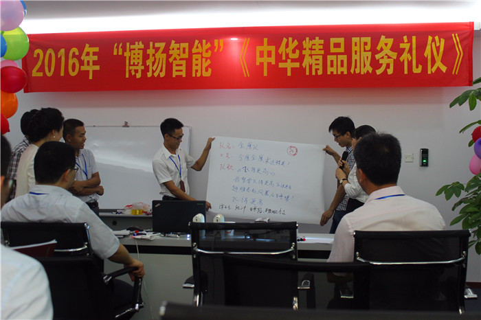 圖為金鷹隊(duì)在展示自己隊(duì)名、口號(hào)、隊(duì)歌、隊(duì)旗。